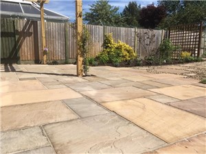 Our Rippon Buff is a mix of orange hues as well as a deeper mix of  pink, red and beige paving slabs .  This mix instantly brings a warm feel to your garden.