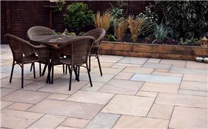 Our Raj Green is a popular choice with its autumnal blend of colours within a patio pack.  The mix of green, pink, beige, cream and orange paving slabs are stunning when both wet and dry.