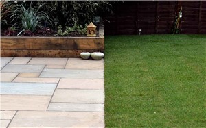 Our Raj Green is a popular choice with its autumnal blend of colours within a patio pack.  The mix of green, pink, beige, cream and orange paving slabs are stunning when both wet and dry.
