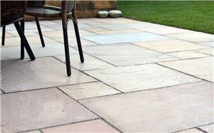 Our Raj Green is a popular choice with its autumnal blend of colours within a patio pack.  The mix of green, pink, beige, cream and orange paving slabs are stunning when both wet and dry.