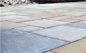 Our Raj Green is a popular choice with its autumnal blend of colours within a patio pack.  The mix of green, pink, beige, cream and orange paving slabs are stunning when both wet and dry.