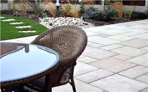 Our Raj Green is a popular choice with its autumnal blend of colours within a patio pack.  The mix of green, pink, beige, cream and orange paving slabs are stunning when both wet and dry.