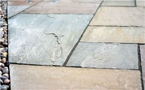 Our Raj Green is a popular choice with its autumnal blend of colours within a patio pack.  The mix of green, pink, beige, cream and orange paving slabs are stunning when both wet and dry.