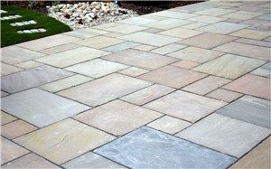 Our Raj Green is a popular choice with its autumnal blend of colours within a patio pack.  The mix of green, pink, beige, cream and orange paving slabs are stunning when both wet and dry.