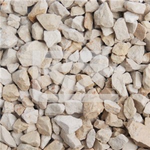 Bulk Bag Cotswold Chippings - A light cream angular chipping which when wet is a darker attractive cream colour.