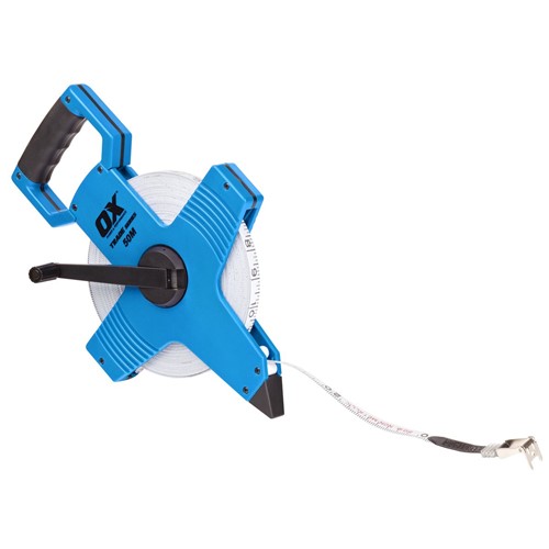 The OX Trade 50m open reel tape is made using fibreglass making it durable and reliable, it comes with an ergonomically design which gives it a moulded rubber handle giving the user a comfortable grip. The thumb locking mechanism will allow you to quickly retract to the case or automatically lock for safety and convenience.