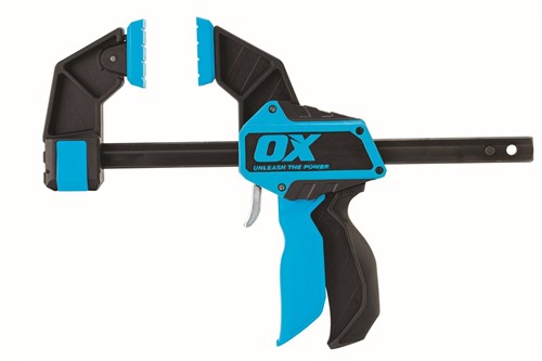 The OX pro heavy duty bar clamp is engineered with top notch materials for optimum performance. The bar clamp is able to provide clamping pressure up to 150kg. This versatile clamp allows you to quickly convert from a clamp to a spreader. The quick grip on the clamp makes it easier to use with one hand without compromise on stability. The TPR pads provide surface protection so high intensity work can be carried out without damaging surfaces.