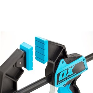 The OX pro heavy duty bar clamp is engineered with top notch materials for optimum performance. The bar clamp is able to provide clamping pressure up to 150kg. This versatile clamp allows you to quickly convert from a clamp to a spreader. The quick grip on the clamp makes it easier to use with one hand without compromise on stability. The TPR pads provide surface protection so high intensity work can be carried out without damaging surfaces.