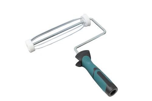 Soft grip handle for extra comfort. Screw-fit or push-fit extension pole connection.