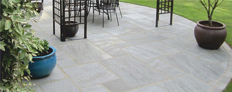 The Kandla Grey is a mix of light and dark grey paving slabs, bringing an array of silver waves to your garden.  When wet, the oink undertones in this paving are enhanced.