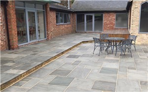The Kandla Grey is a mix of light and dark grey paving slabs, bringing an array of silver waves to your garden.  When wet, the oink undertones in this paving are enhanced.
