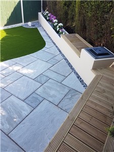 The Kandla Grey is a mix of light and dark grey paving slabs, bringing an array of silver waves to your garden.  When wet, the oink undertones in this paving are enhanced.