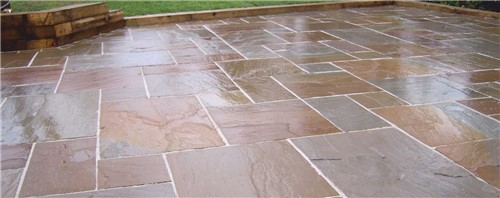 The Autumn Brown is a mix of light and dark grey paving slabs, bringing an array of silver waves to your garden.  When wet, the oink undertones in this paving are enhanced.